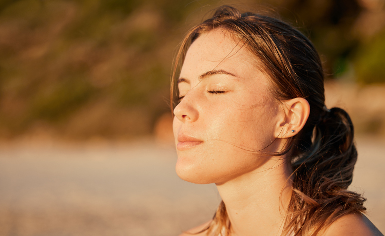 Žena meditira zatvorenih očiju